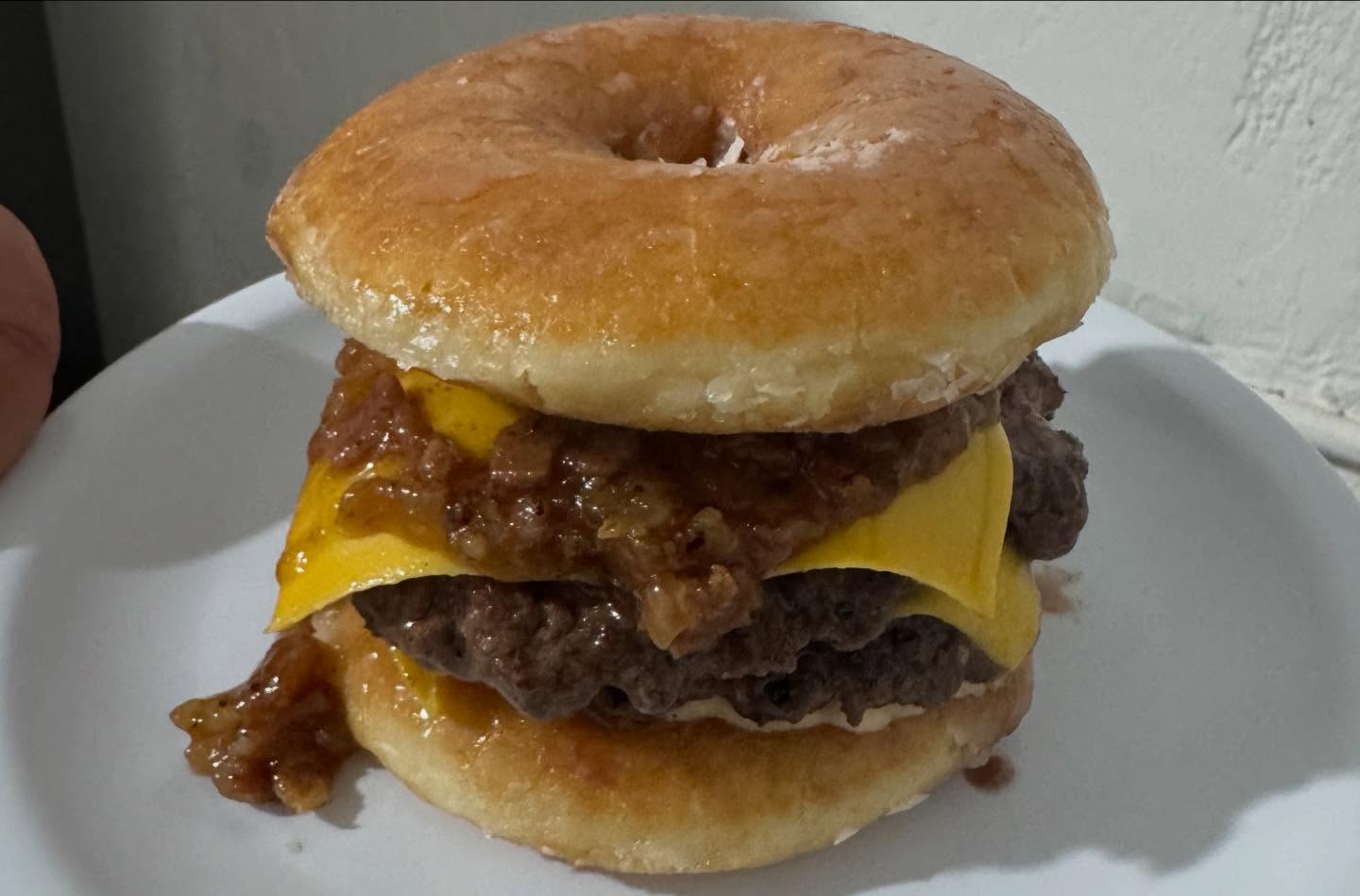Krispy Kream de Only Burgers con pan tipo dona, carne y queso