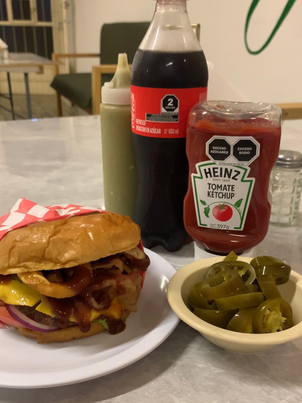 Hamburguesa doble con queso, salsas y chiles de Only Burgers
